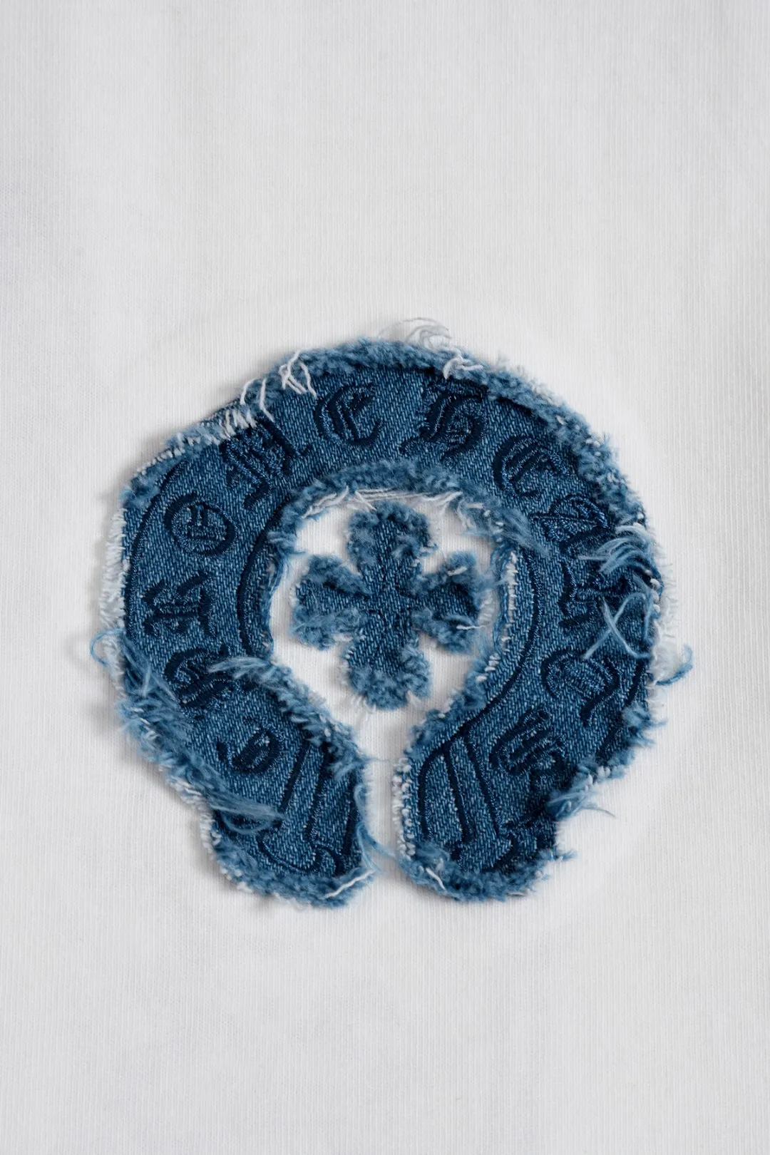 P190 Chrome Hearts CH Cross 26SS New product is hot at the same time💥 Early spring classic style Multiple craftsmanship Denim patch on the chest Horseshoe cross 🪡 Embroidery Large logo cross on the back Horseshoe denim patch Sanskrit ✝️🪡 Embroidery Round neck short-sleeved T-shirt, hot style, a style that both men and women like, same style for men and women, 100% chance of turning heads when wearing it! It’s all about being handsome. The designer’s classic sense is precisely grasped. The whole piece of clothing is heavy. Industrial washing process. Ready-made garments are dyed + sprayed for a horse effect. The double-wash process is very recognizable. It uses heavy washing to make it distressed. The edges of the patch are slightly rolled and naturally distressed. It has a three-dimensional sense of layering and a little damage. It is very visually lethal. It adheres to Kroxin's consistent rough style. The chest and back are large, and the horseshoe flower printed patch pattern is embroidered and decorated. It is also decorated with silver metal engraved distressed buttons. The classic elements full of brand recognition instantly enhance the overall sense of grade and specification. Its texture is quite high-end! The overall feeling is high-end, simple and elegant, with silver hardware accessories, a full set of customized accessories, and the pattern of the entire dress is all decorated with patchwork three-dimensional embroidery technology, which is the finishing touch of the entire dress. The design on the back is even more eye-catching! ! This full back is so cool, it’s full of design, and the overall upper body style highlights fashion and individuality. Wearing it together as a couple is even more popular on the street. I recommend the early autumn sweatshirt! ! The fabric is a unique 320g 100% cotton, which is skin-friendly, breathable, warm to the touch, has a strong texture, and has smooth lines. It can be called a back killer, which has very strict requirements on craftsmanship and cost. The smooth neckline, flat cuffs and hems, the stitches are large and tight, tight and orderly, and the details are perfect. The consistent OS version can be worn alone or layered. It is very casual, but very iconic! It is simply the flagship of high-end trendy brands and must be included in your wardrobe. It has the American fashion spirit of freedom and individuality, and is highly recognizable and stylized! Color: Black White Size: S-XL Size chart: S: Shoulder width 50-Bust 56-Length 70 M: Shoulder width 52-Bust 57-Length 72 L: Shoulder width 54-Bust 59-Length 74 XL: Shoulder width 56-Bust 62-Length 76